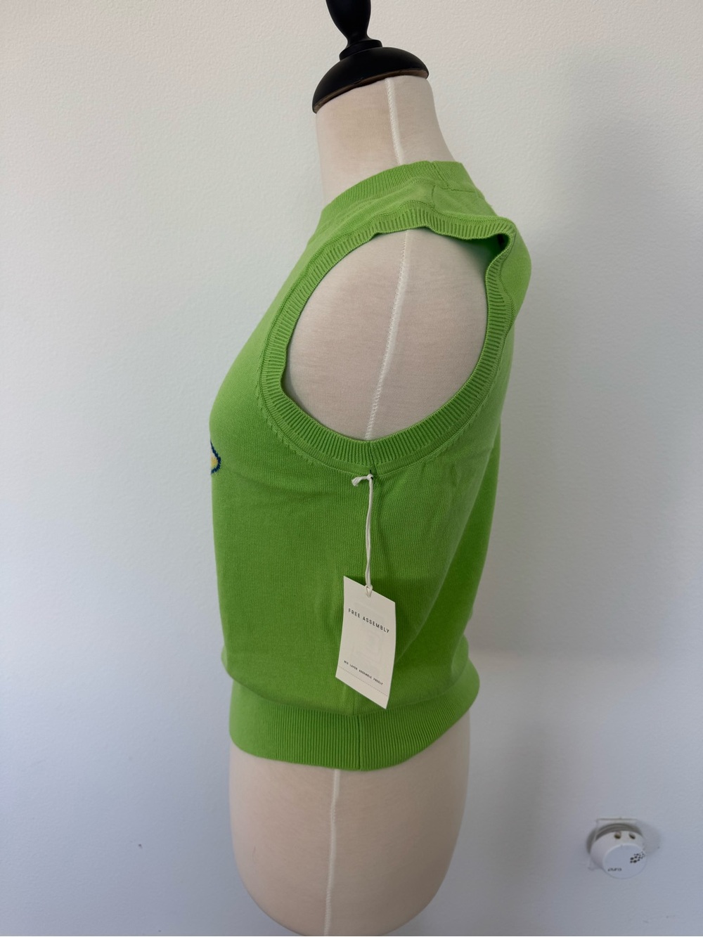 NWT Free Assembly Sleeveless Lime Green Banana Classic Shell Knit Sweater - Picture 8 of 11